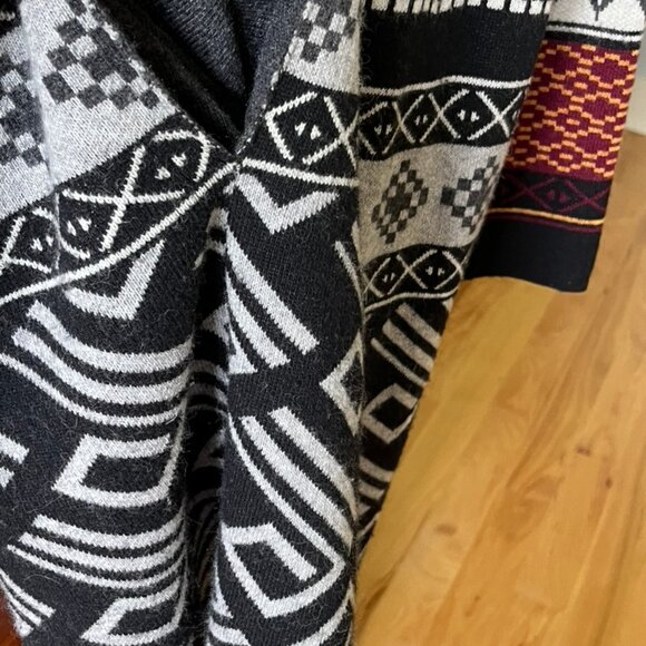 Left on Houston Black and Grey Native Print Long Sweater Coat, Sz M - Picture 5 of 8